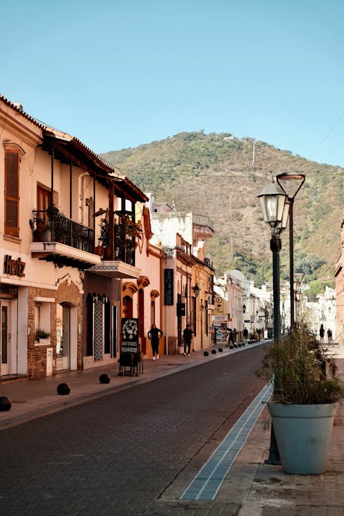free-photo-of-calle-montana-callejon-cielo-limpio